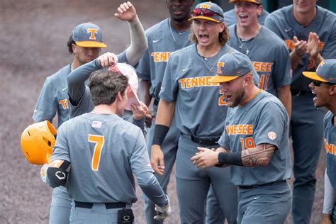 Stanford Cardinal eliminated from college baseball World Series by Tennessee Volunteers